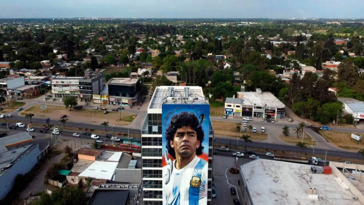 Inauguran el mural "El homenaje más alto al Diego" en Ezeiza