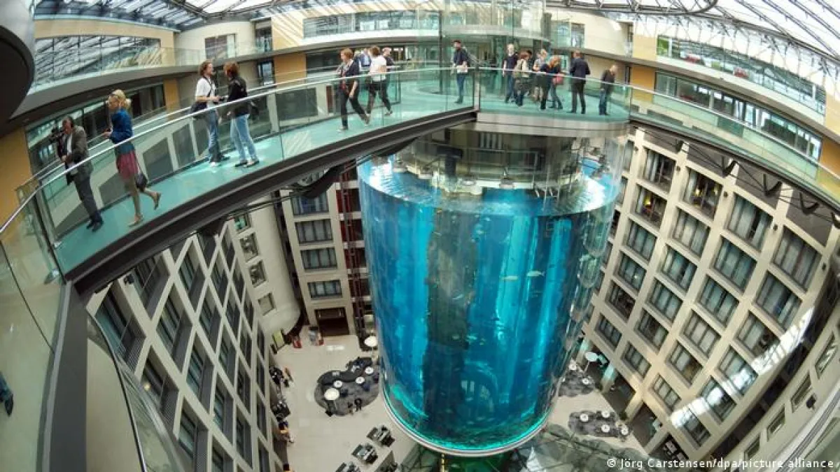 Explotó el acuario cilíndrico más grande de mundo en Berlín