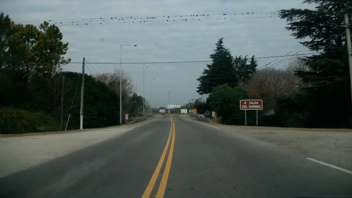 Un camión que transportaba botellas volcó sobre la ruta C45
