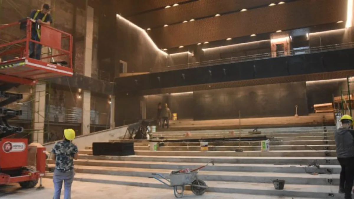 Colocan nuevo cielorraso en la sala principal del Teatro Comedia