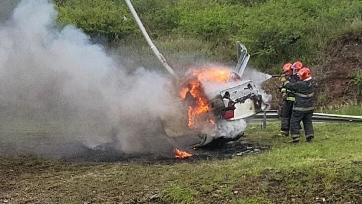 Persecución en La Calera: un auto chocó, volcó y terminó incendiado