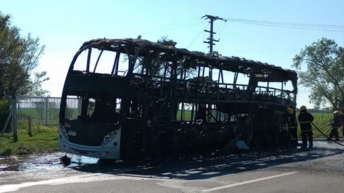 Voraz incendio de un colectivo en la ruta 9