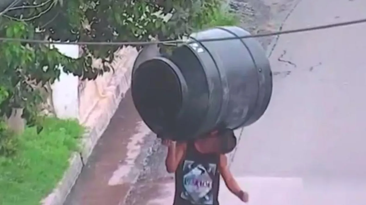 Robó un tanque de agua e intentó llevarlo a pie