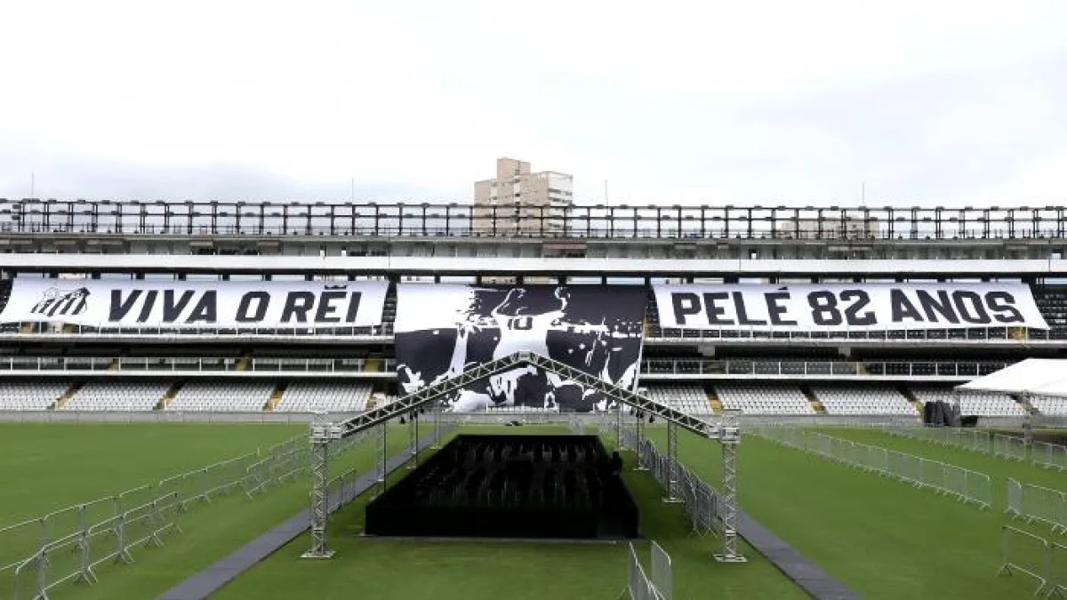 Despiden los restos de Pelé en el estadio Santos