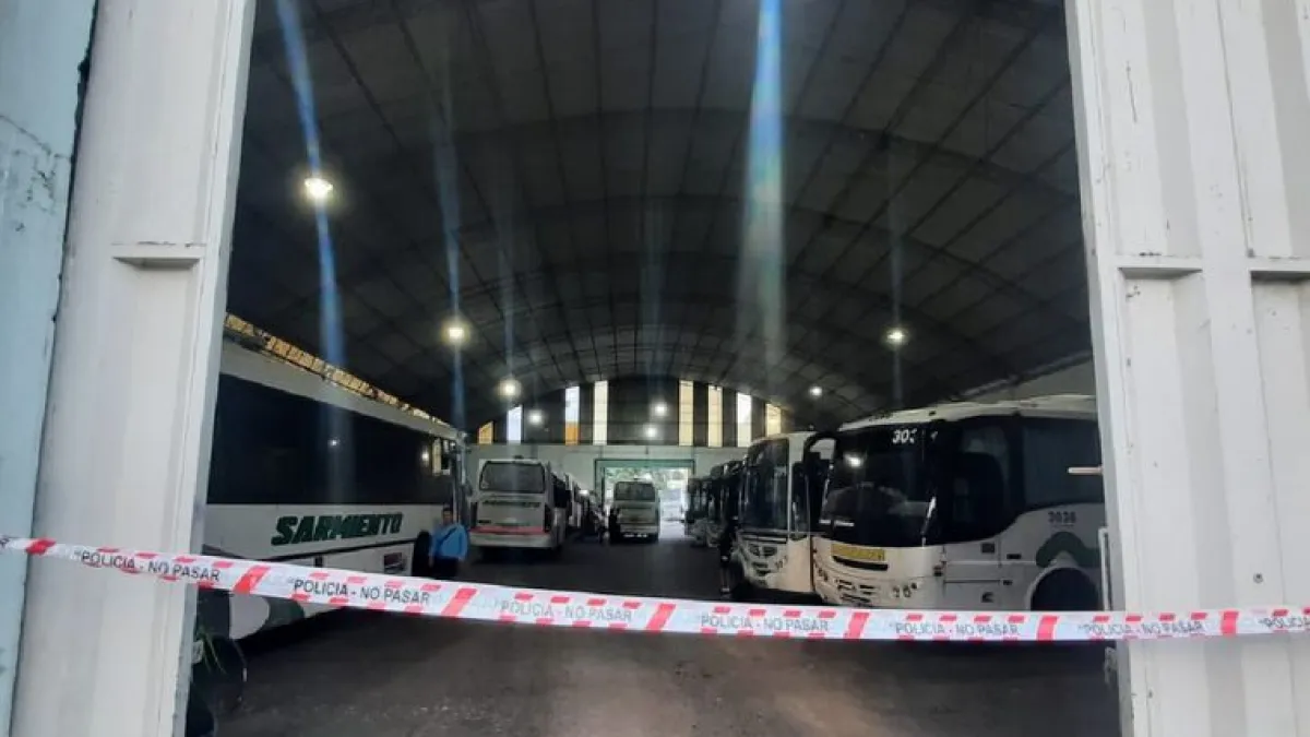 Un chofer dio marcha atrás y mató por accidente a un compañero