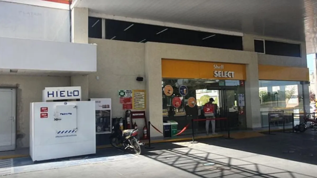 Dos adolescentes de 14 chocaron en moto contra una estación de servicio