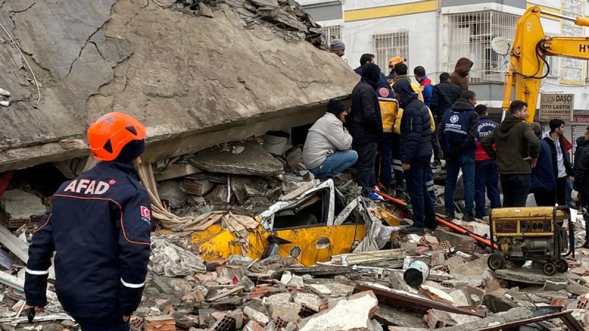 Más de dos mil muertos tras un terremoto de magnitud 7,8 en Turquía y Siria