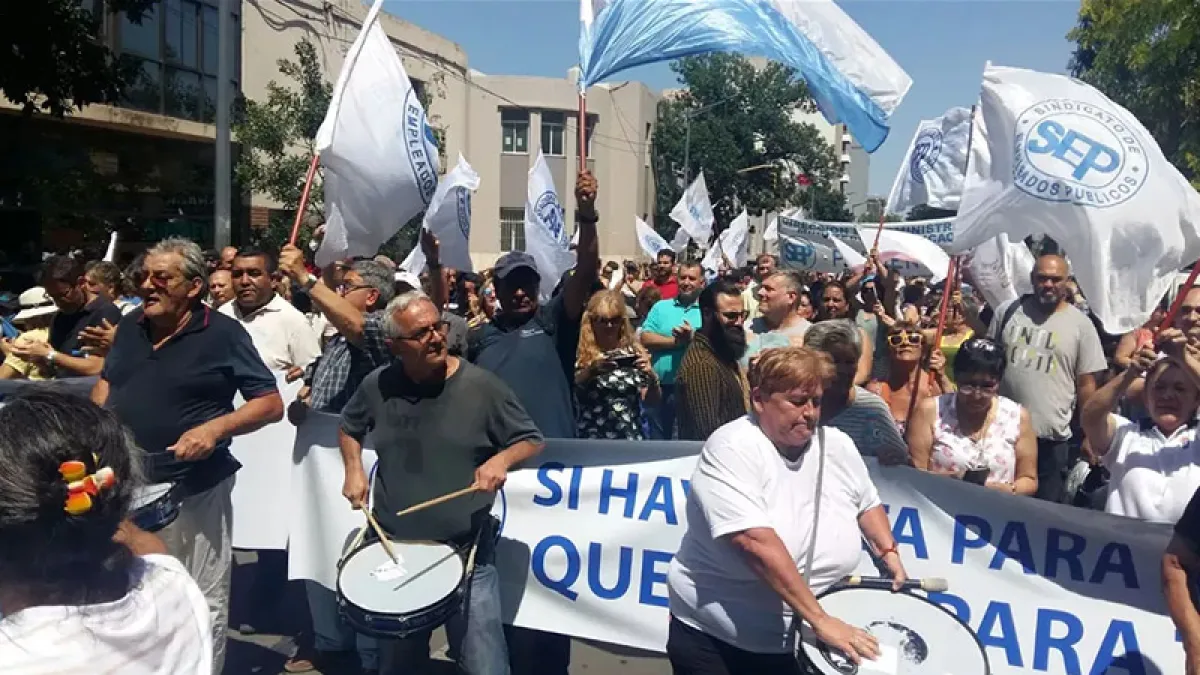 Gremios estatales de Córdoba se declaran en alerta por reclamo salarial