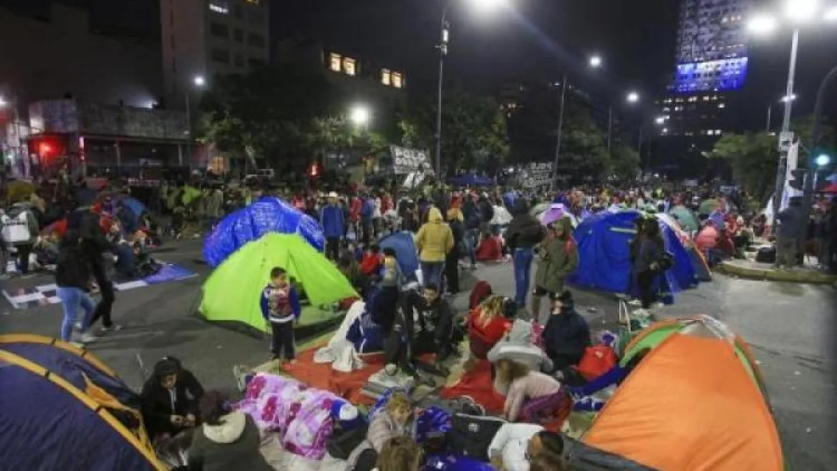 Piqueteros levantaron el acampe que bloqueaba la 9 de Julio