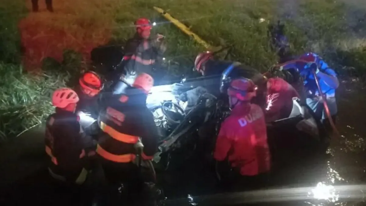 Un joven sufrió un paro cardíaco tras caer al canal de Circunvalación