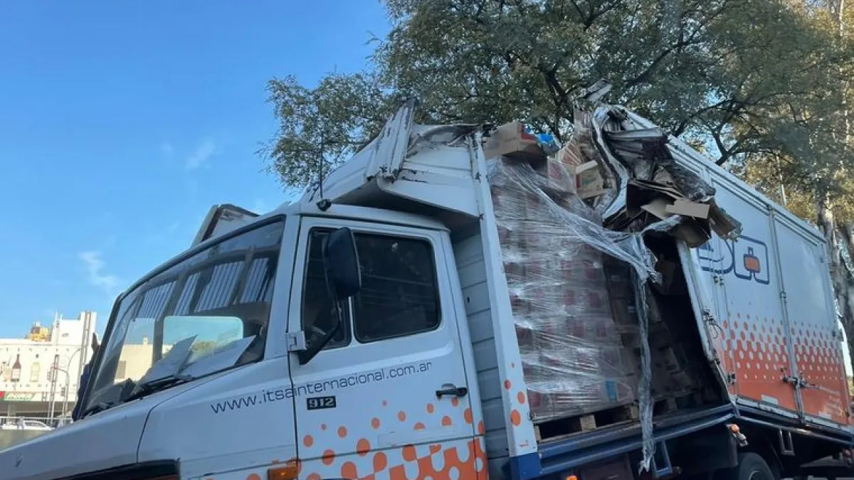 Un camión chocó el puente Sarmiento y destruyó un auto
