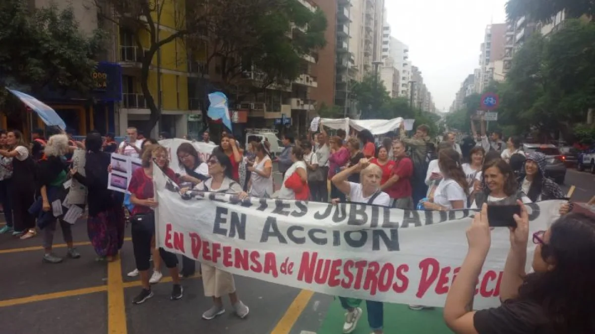 Docentes autoconvocados, con impedimentos de por medio, instalaron una carpa de protesta