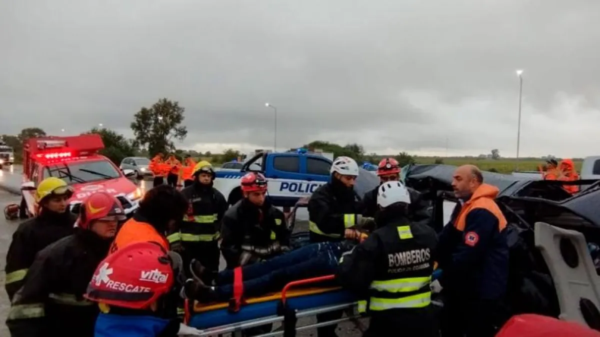 Un choque múltiple en la autopista Córdoba-Rosario dejó a tres personas con heridas graves