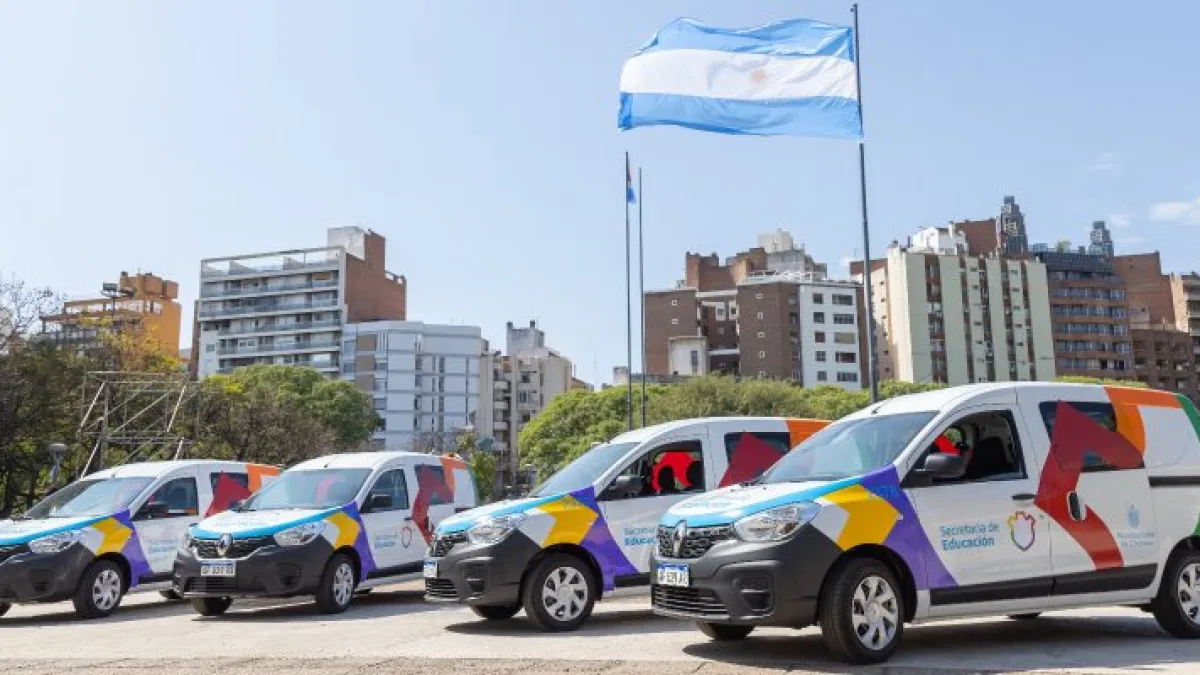 Incorporan seis nuevos vehículos al servicio de la Secretaría de Educación