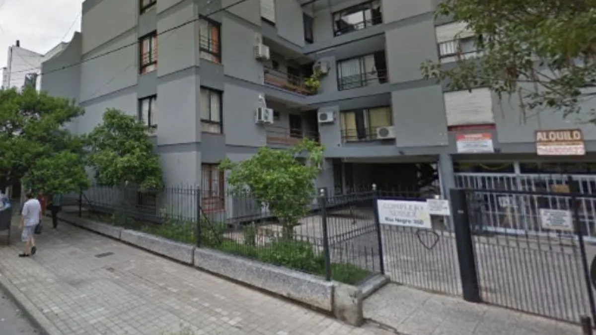 Llegó a su departamento y encontró al guardia del edificio en el interior
