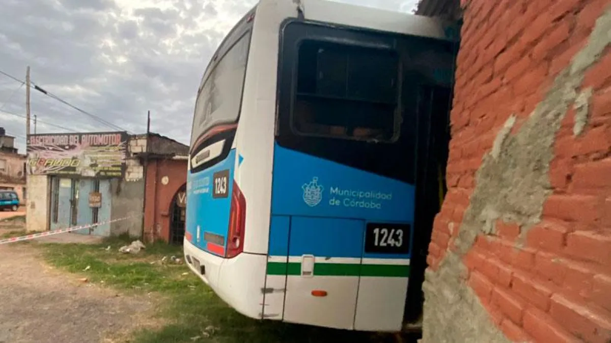 Un colectivo urbano perdió el control y se incrustó en un galpón abandonado