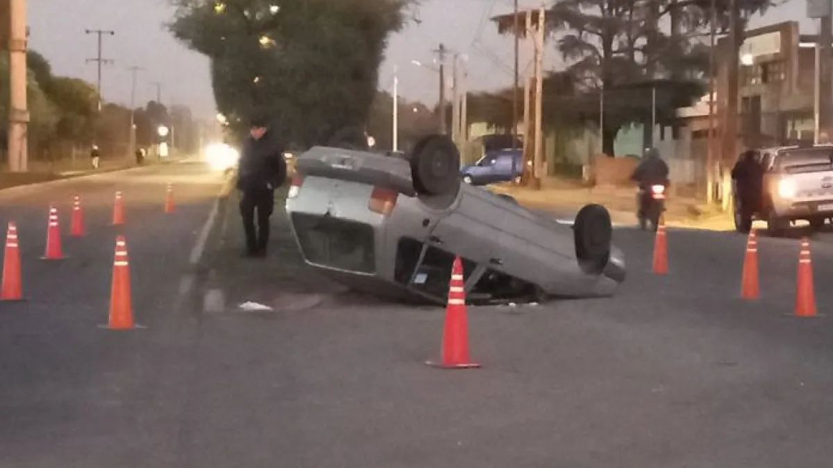 Violento choque y vuelco en el Camino Interfábricas