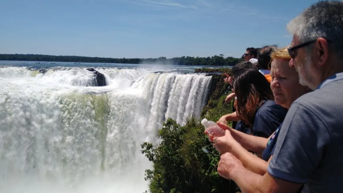 Casi un millón de turistas viajaron por el país durante el fin de semana largo