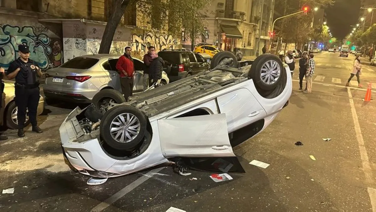 Impactante choque y vuelco en Avenida Vélez Sarsfield