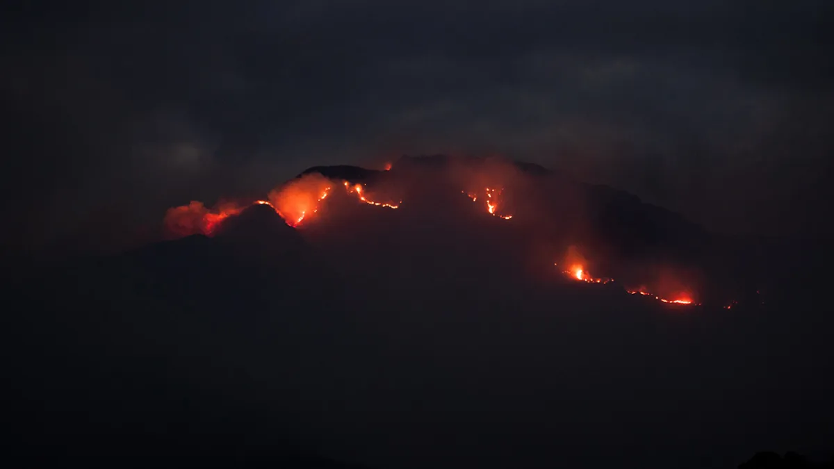 El incendio en el Cerro Uritorco continúa activo