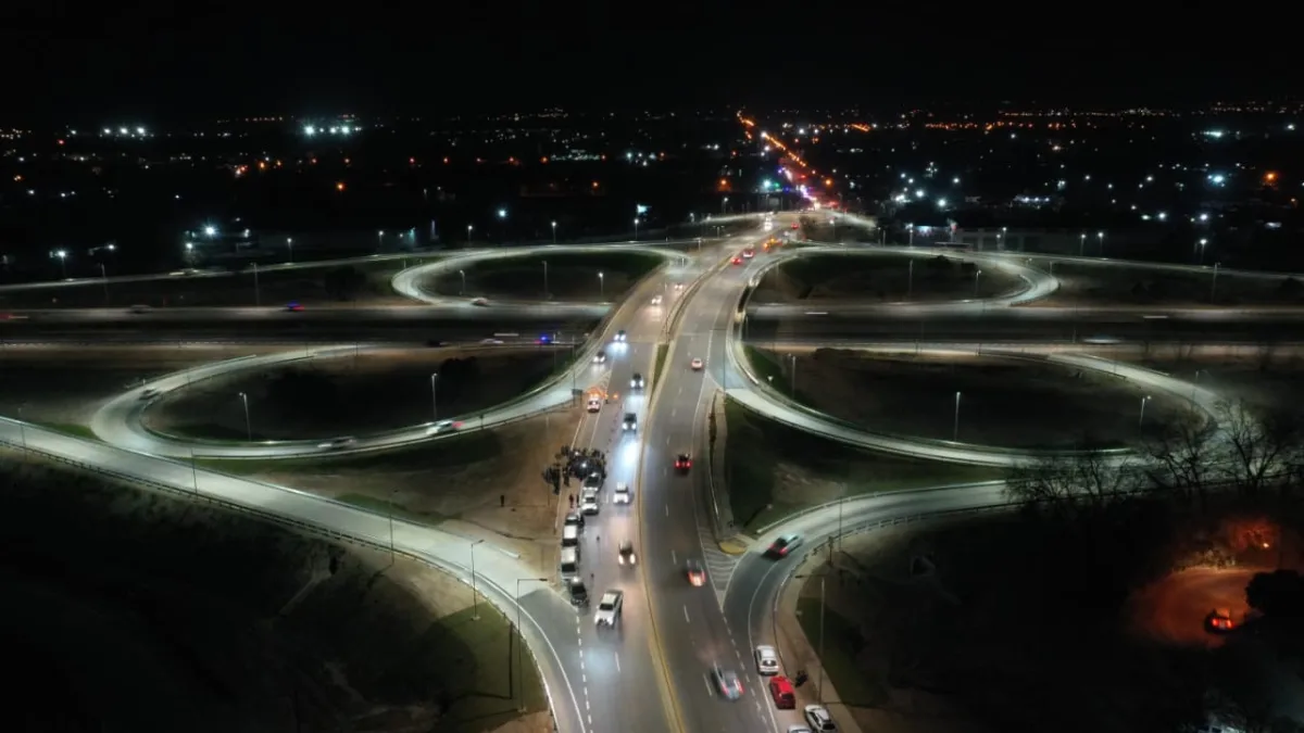 Quedó iluminado el distribuidor de tránsito de Circunvalación y Camino a San Carlos