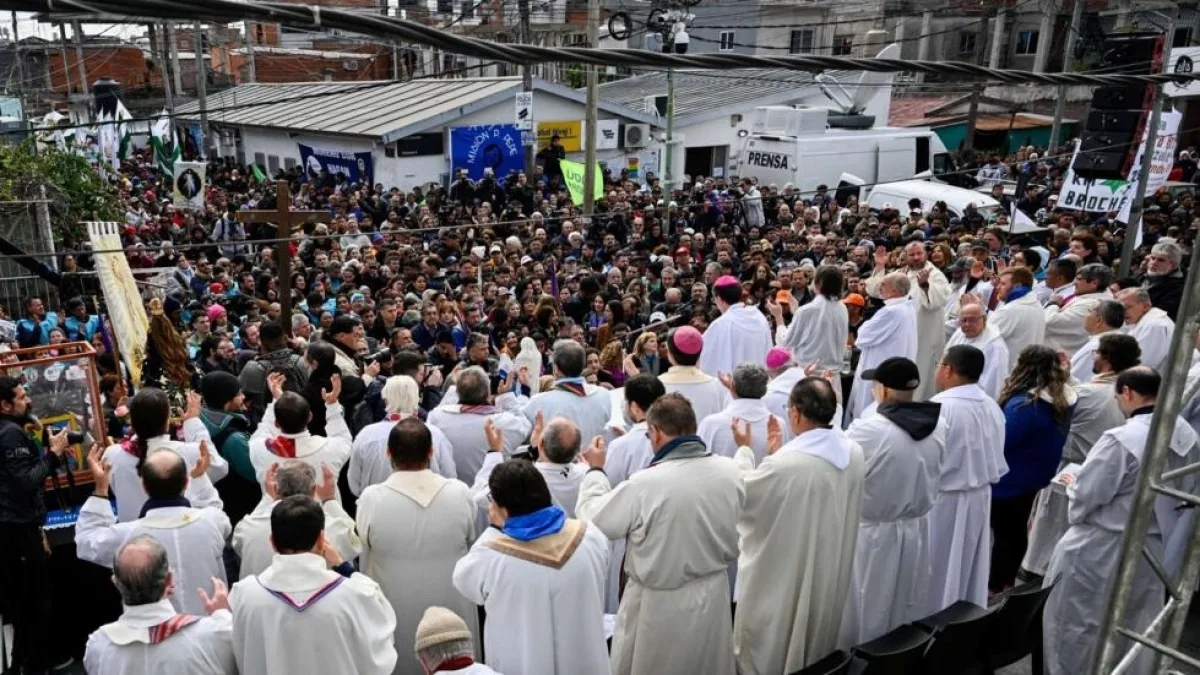 Celebran la misa de curas villeros "en desagravio por los ultrajes" a la figura del Papa