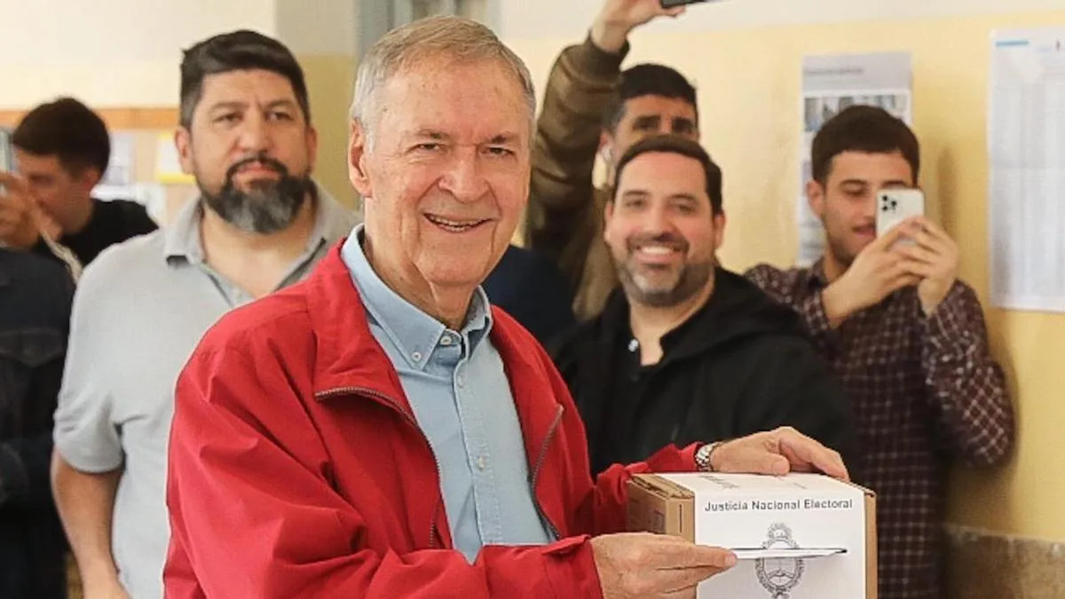 Juan Schiaretti emitió su voto: "Hoy se define qué Argentina vamos a tener en el futuro"