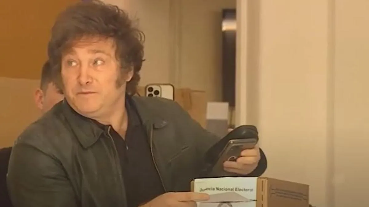 Javier Milei votó y dijo que espera que mañana no haya "continuidad de la decadencia"