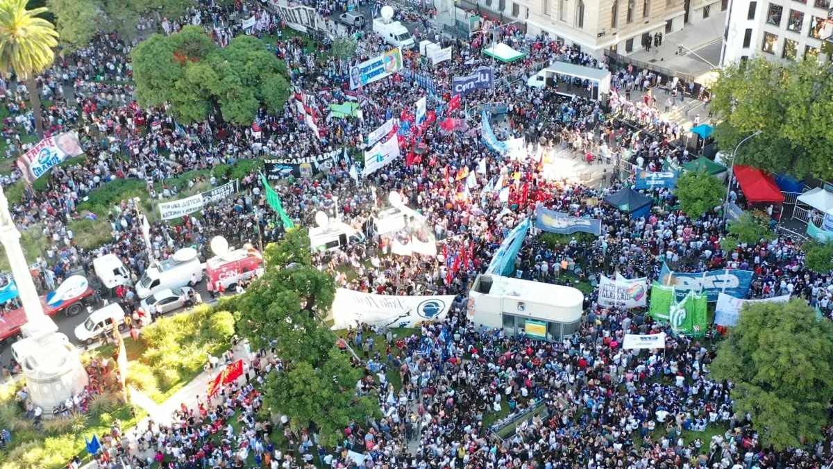 La CGT comienza a marchar contra el DNU de Milei
