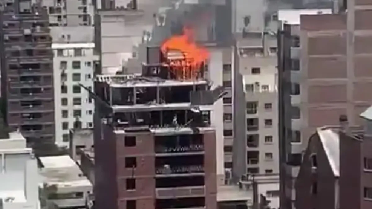 Controlaron un incendio en la terraza de un edificio en construcción