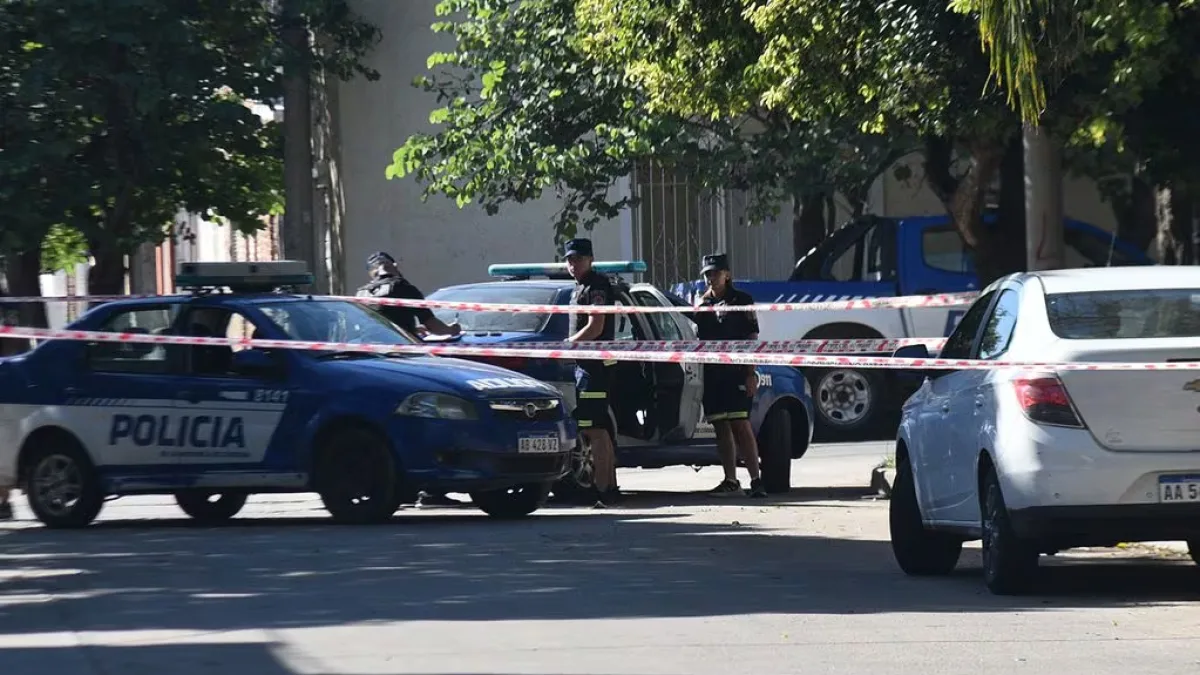 Robo de un auto, tiroteo y un sospechoso herido en Córdoba