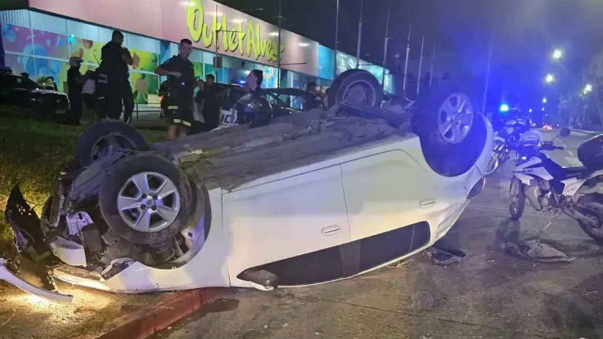 Robaron un vehículo y volcaron mientras escapaban de la policía