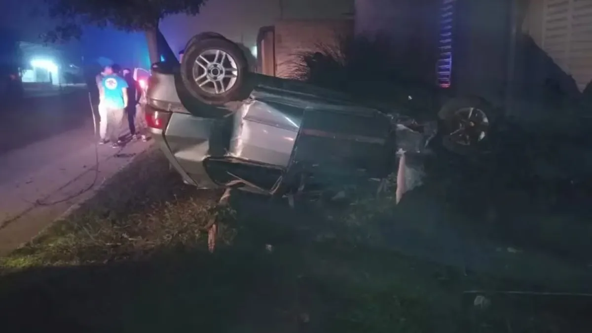Un auto con cuatro jóvenes volcó y chocó contra una vivienda