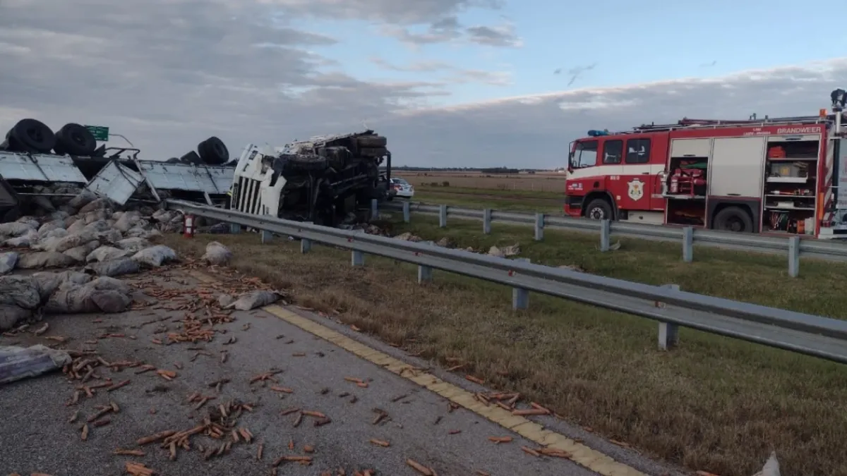 Volcó un camión que transportaba verduras y dejó heridos