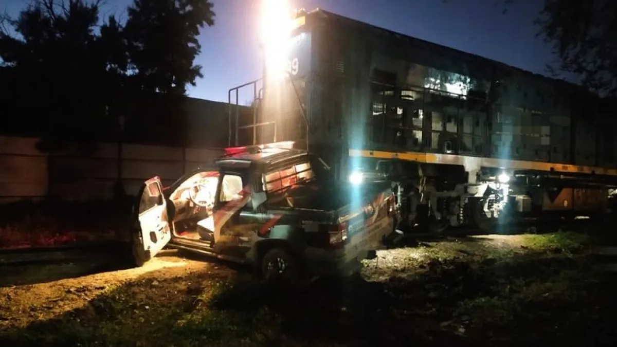 Un tren chocó a una camioneta y la arrastró varios metros