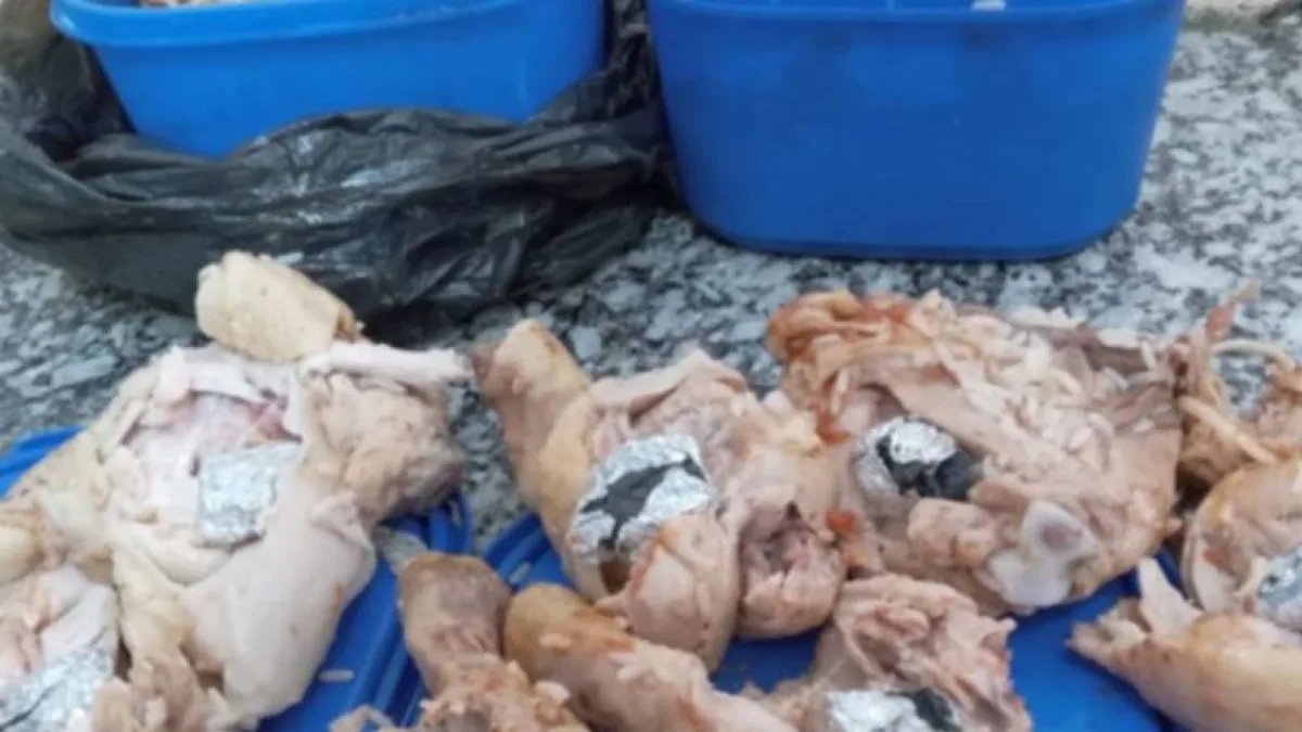 Llevaba droga en presas de pollo a su hermano que estaba en la cárcel para comercializarla