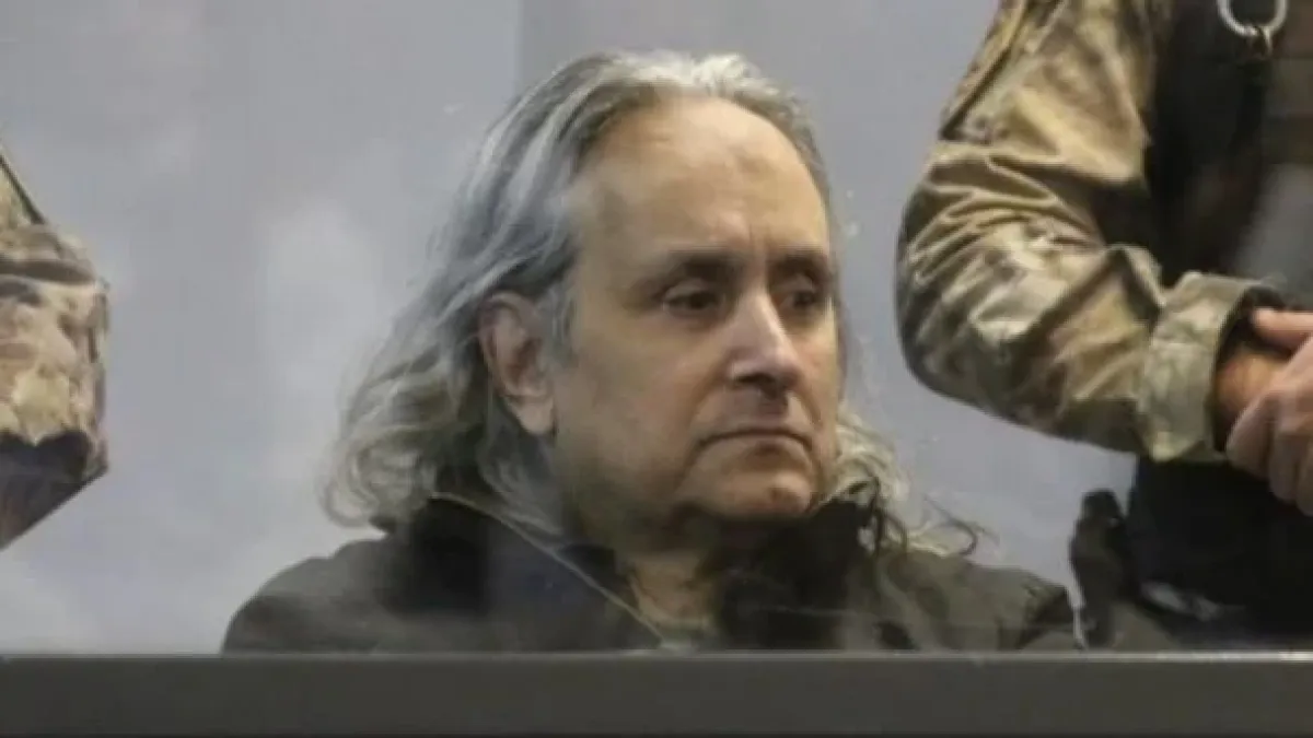 Encerrado en una cabina de vidrio, Carmona enfrenta su cuarto juicio