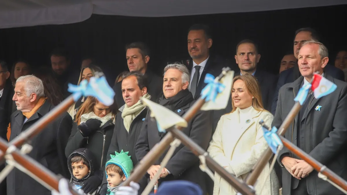 Más de 20 mil personas disfrutaron del desfile cívico-militar por el 25 de Mayo