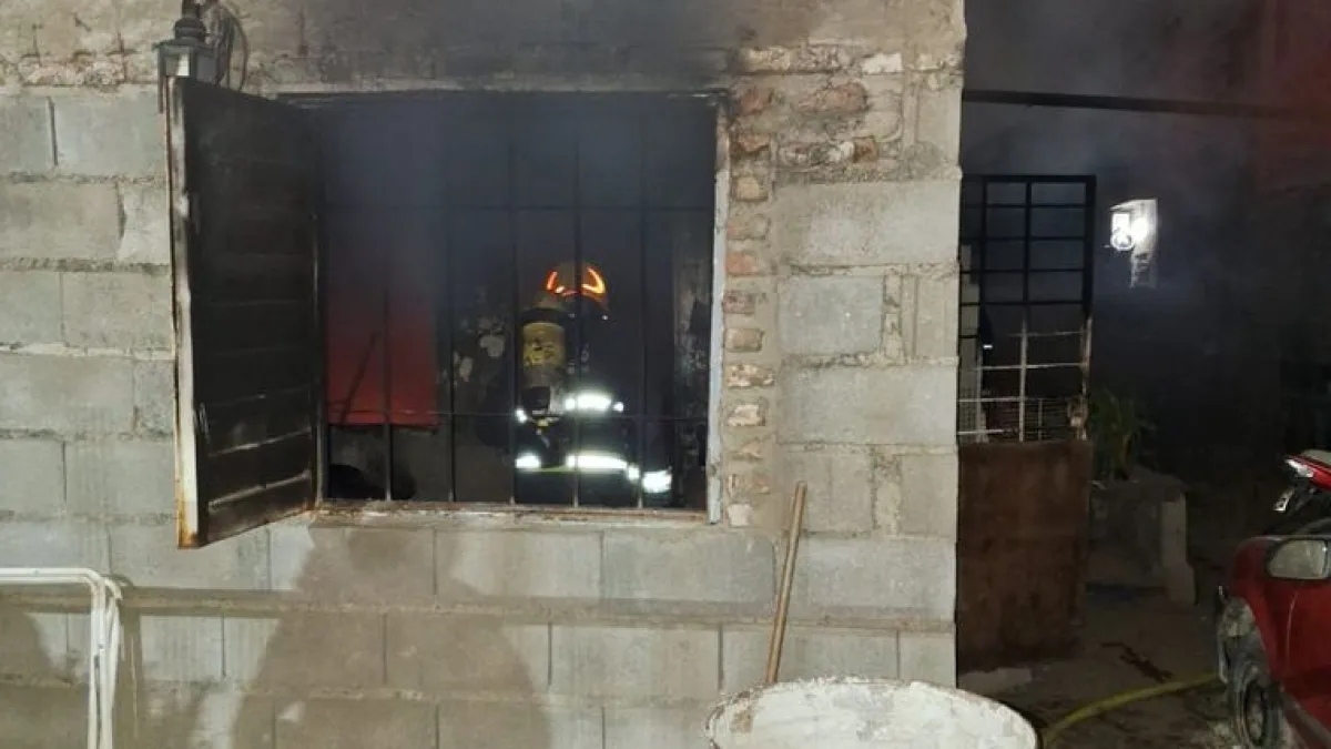 Cortocircuito en la batería de un celular: la probable causa de las llamas
