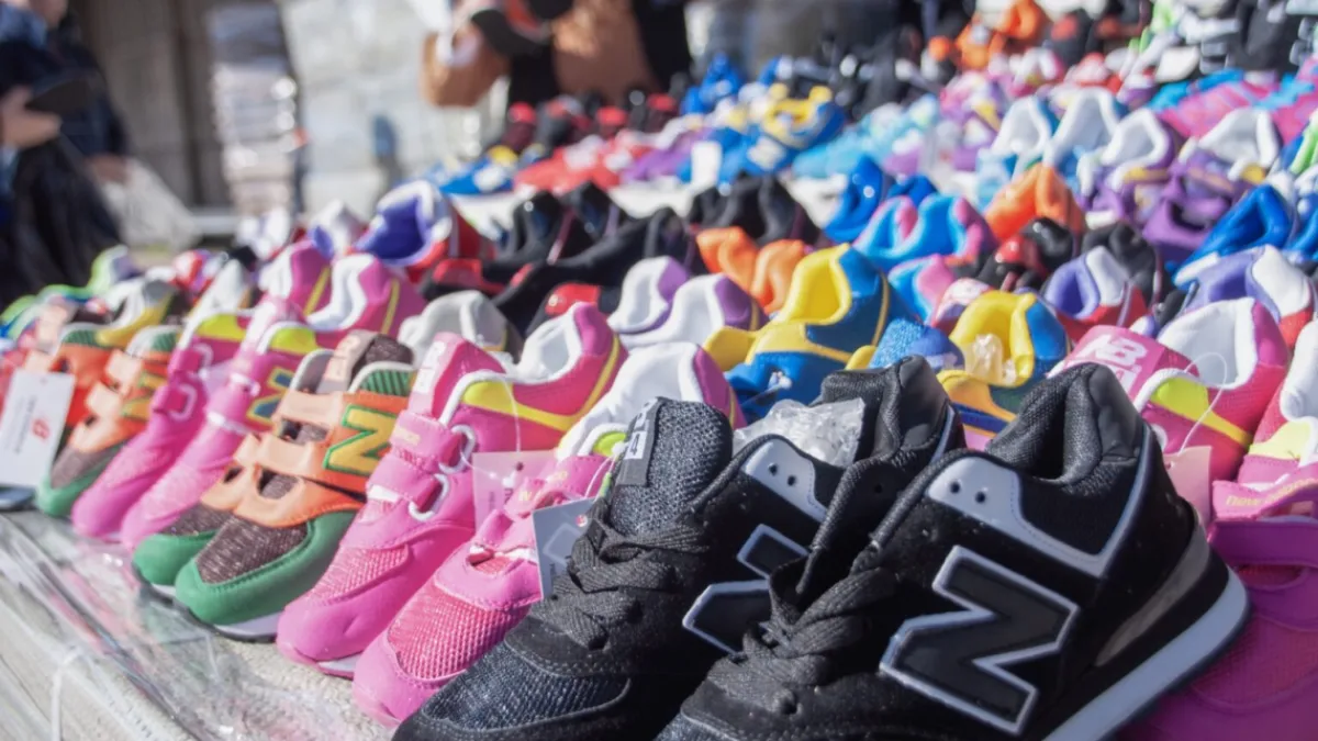 Aduana entrega cerca de ocho mil pares de zapatillas incautadas para donar