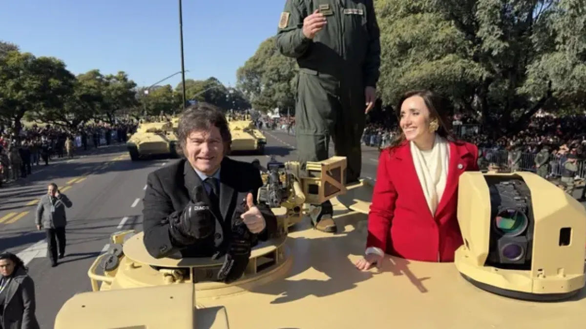 Milei y Villarruel cerraron el desfile militar desde un tanque de guerra