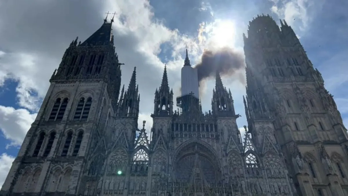 Se incendió la torre de la catedral de Notre Dame: ordenaron evacuar la zona
