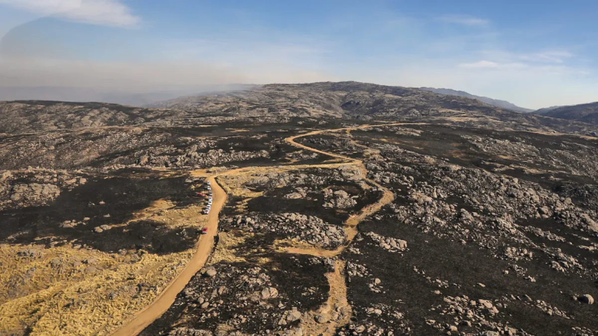 El incendio en el Cerro Champaquí bajó su intensidad y esperan contenerlo este jueves