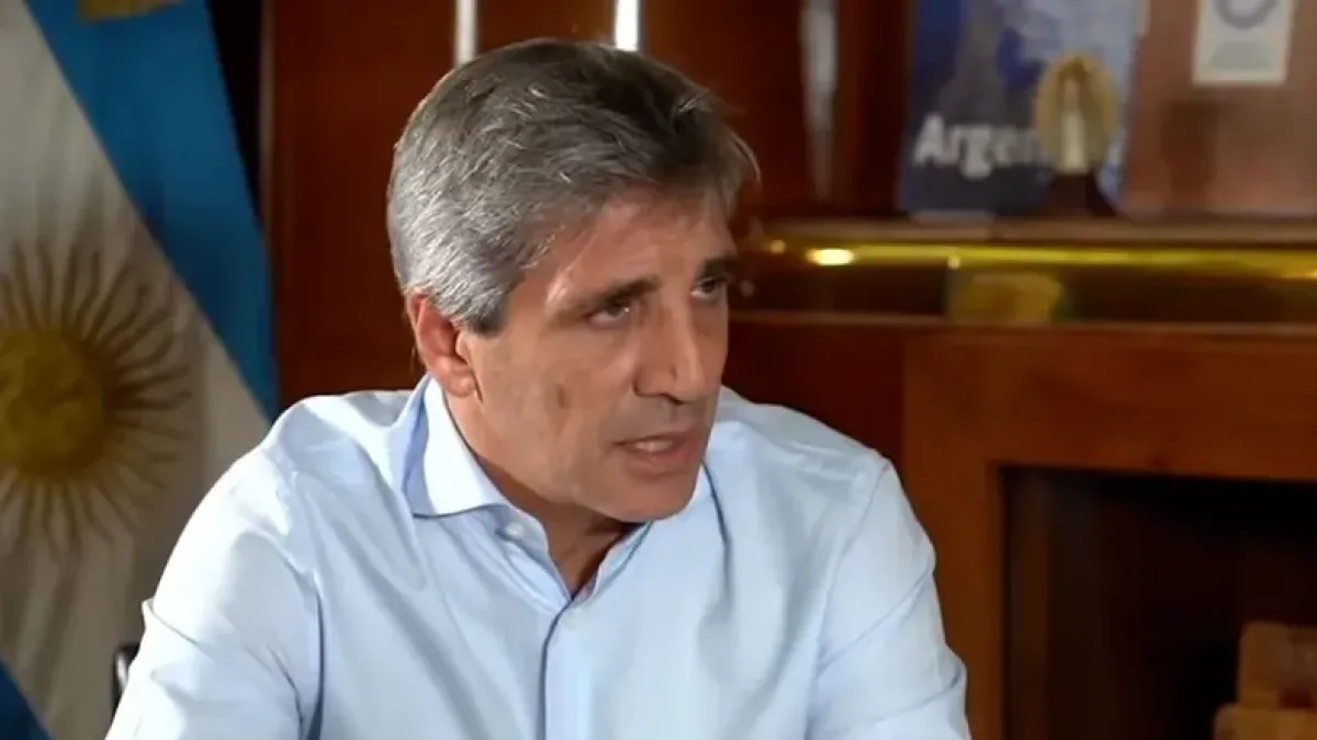 Luis Caputo pidió que la reducción del impuesto PAIS se refleje en las góndolas