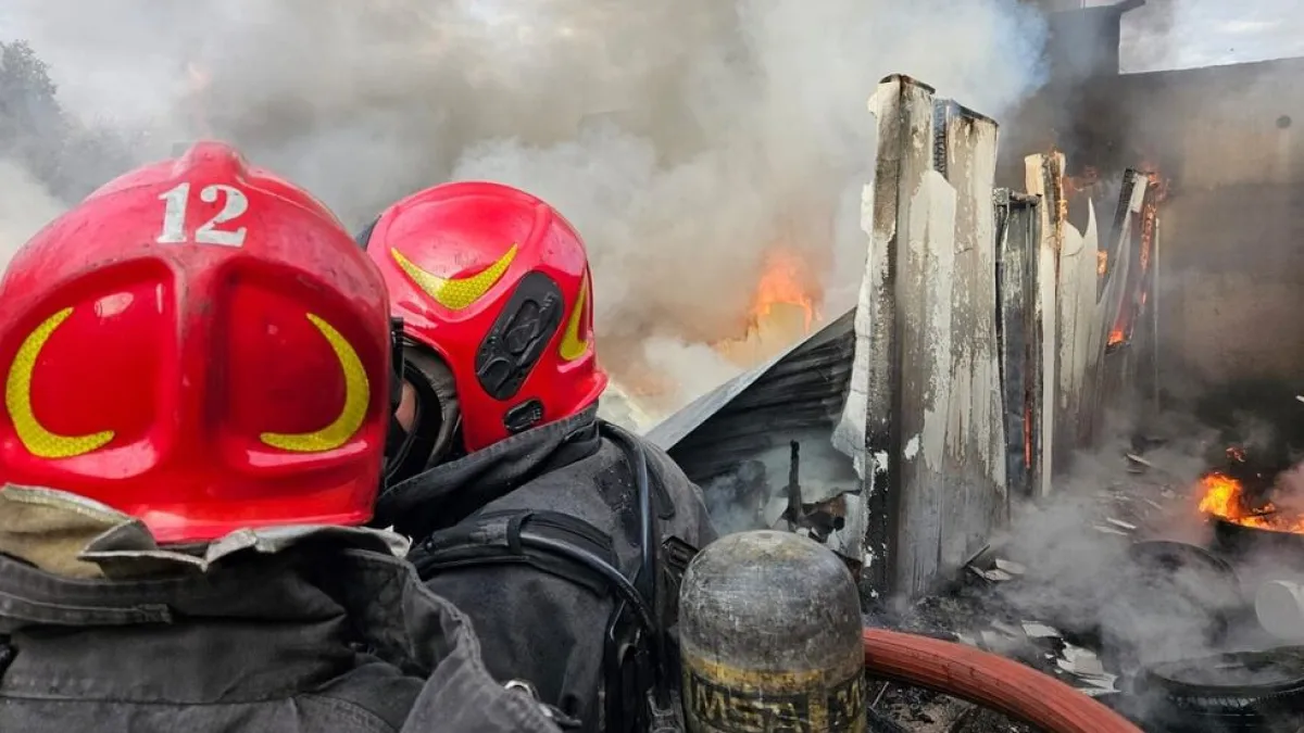 Bomberos combaten dos focos y una vivienda resulta destruida