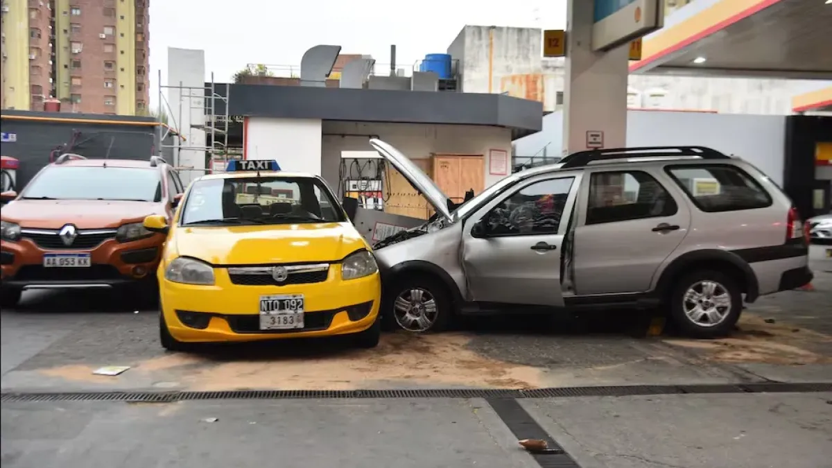 Un choque de dos vehículos provocó una fuga de gas en una estación de servicio en barrio Güemes