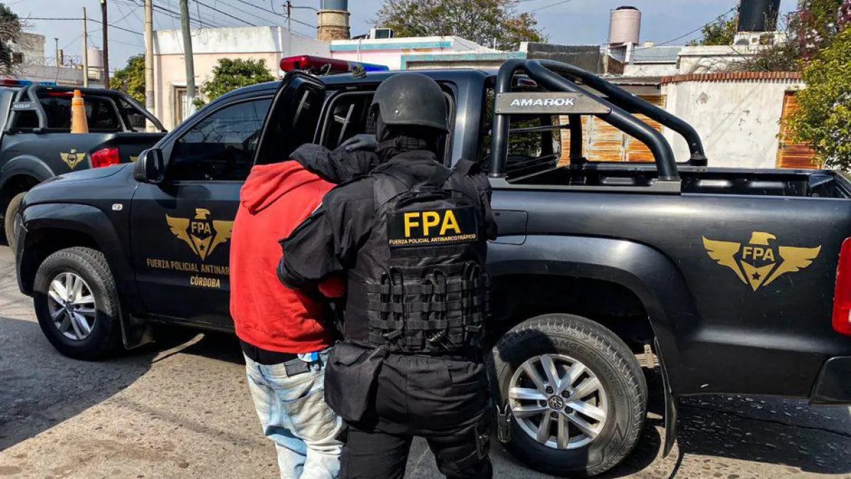 Detuvieron a dos individuos por comercializar drogas en barrio General Bustos
