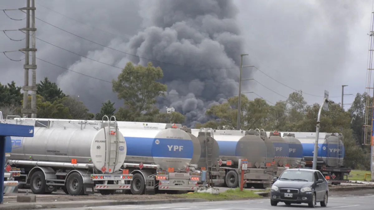 Extinguieron el incendio en la refinería de Ensenada