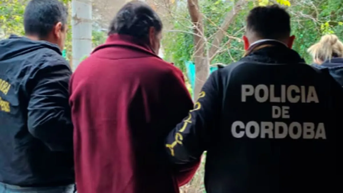 Detuvieron a un sujeto por arrojar a una mujer atada de pies y manos desde un auto en Córdoba