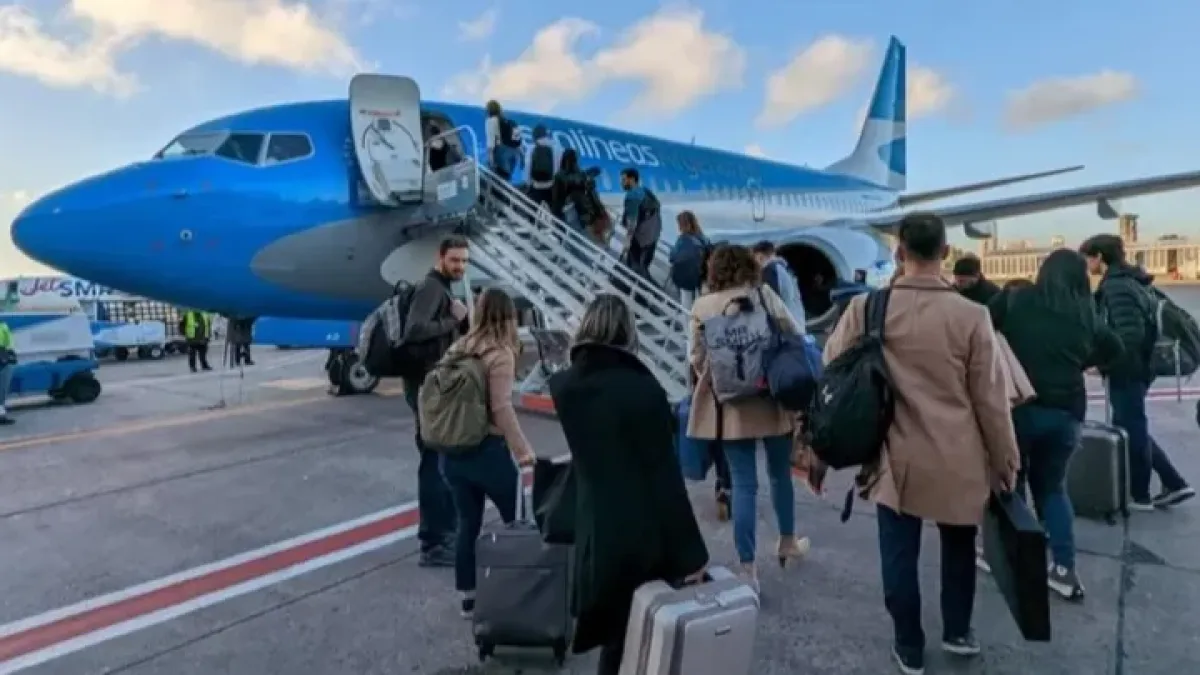 Conflicto en Aerolíneas: despidieron a tres pilotos que se negaron a volar